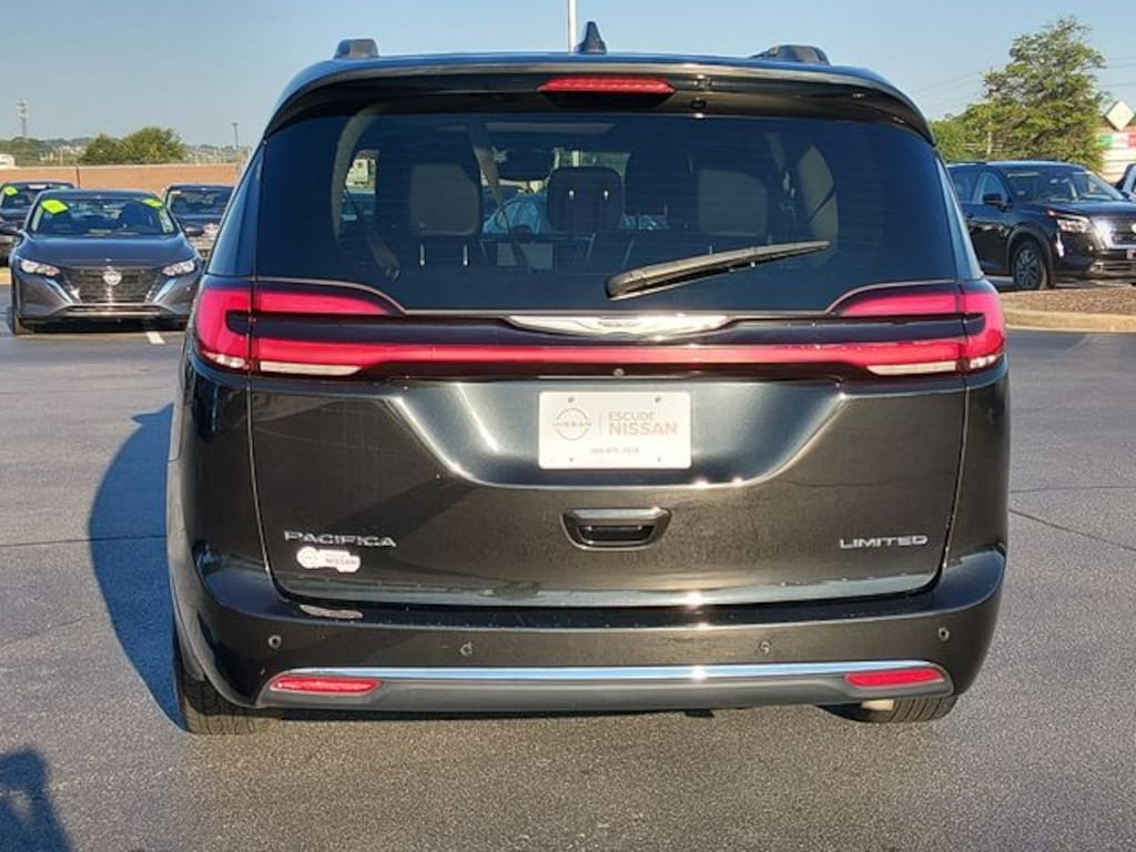 Used 2023 Chrysler Pacifica Limited Minivan/Van