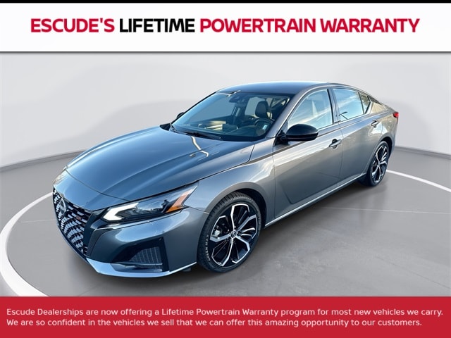 2023 Nissan Altima SR's photo