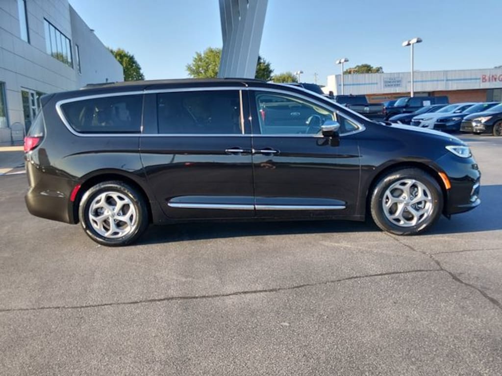 Used 2023 Chrysler Pacifica Limited Minivan/Van