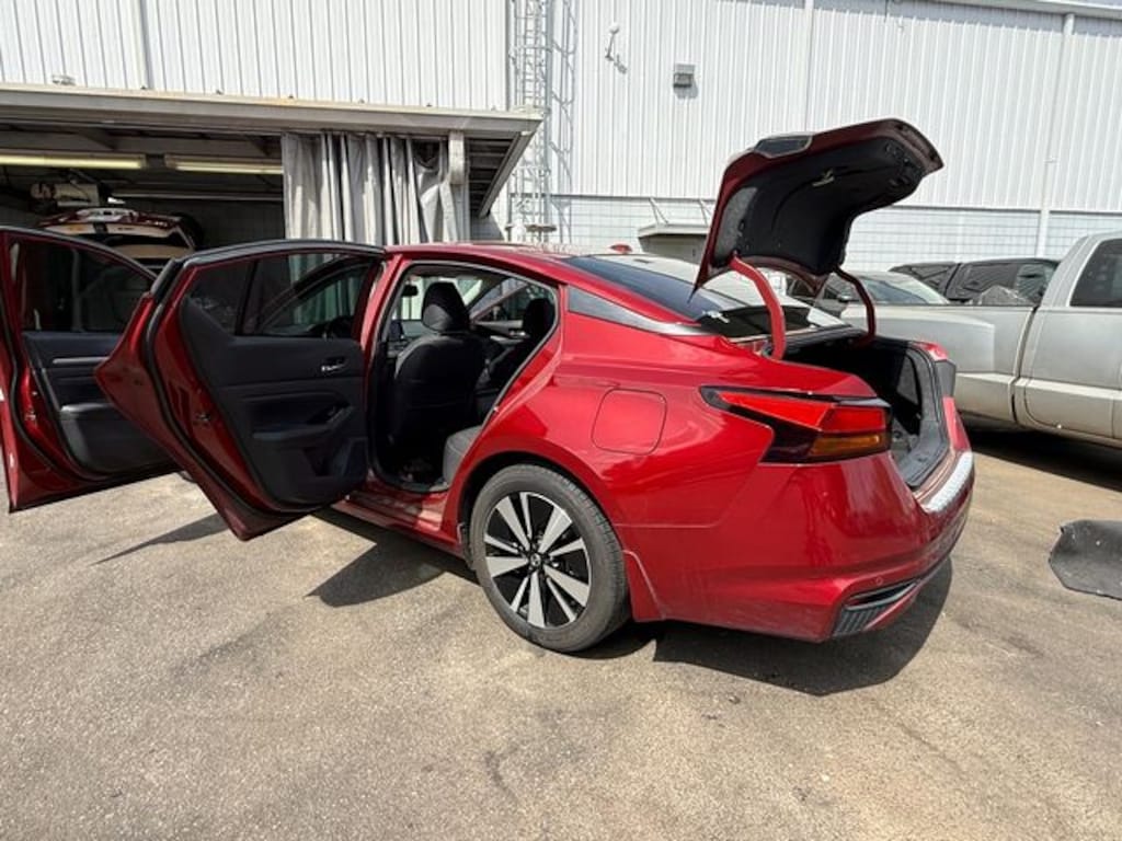 Used 2021 Nissan Altima 2.5 SV Sedan