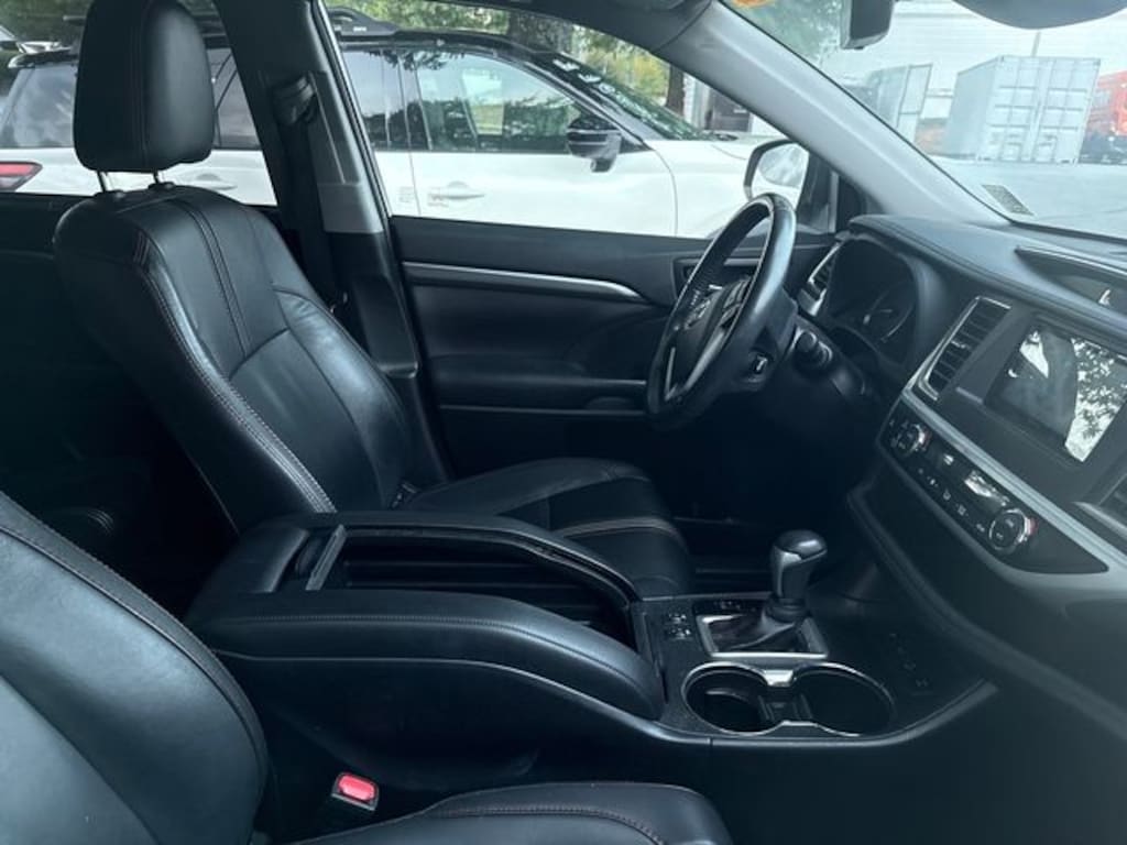 Used 2019 Toyota Highlander SE SUV