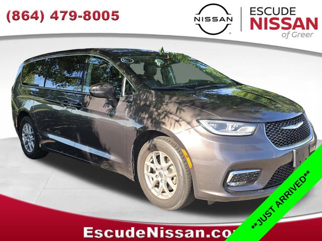 2023 Chrysler Pacifica Touring L's photo