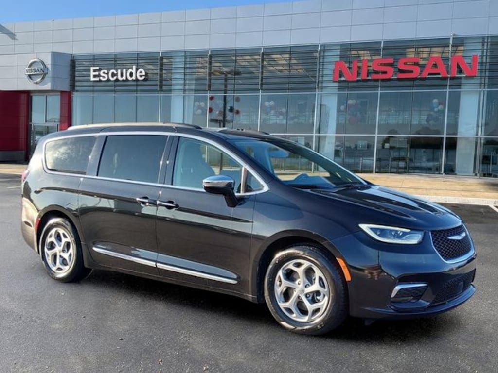 Used 2023 Chrysler Pacifica Limited Minivan/Van
