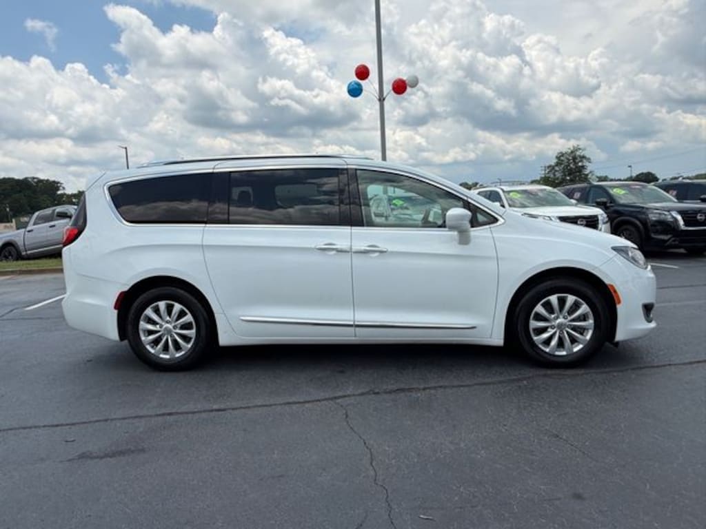 Used 2019 Chrysler Pacifica Touring L Minivan/Van