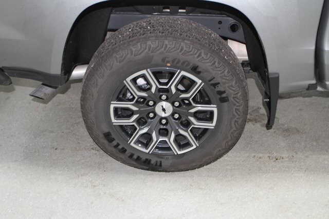 2024 Chevrolet Colorado Z71 photo 2