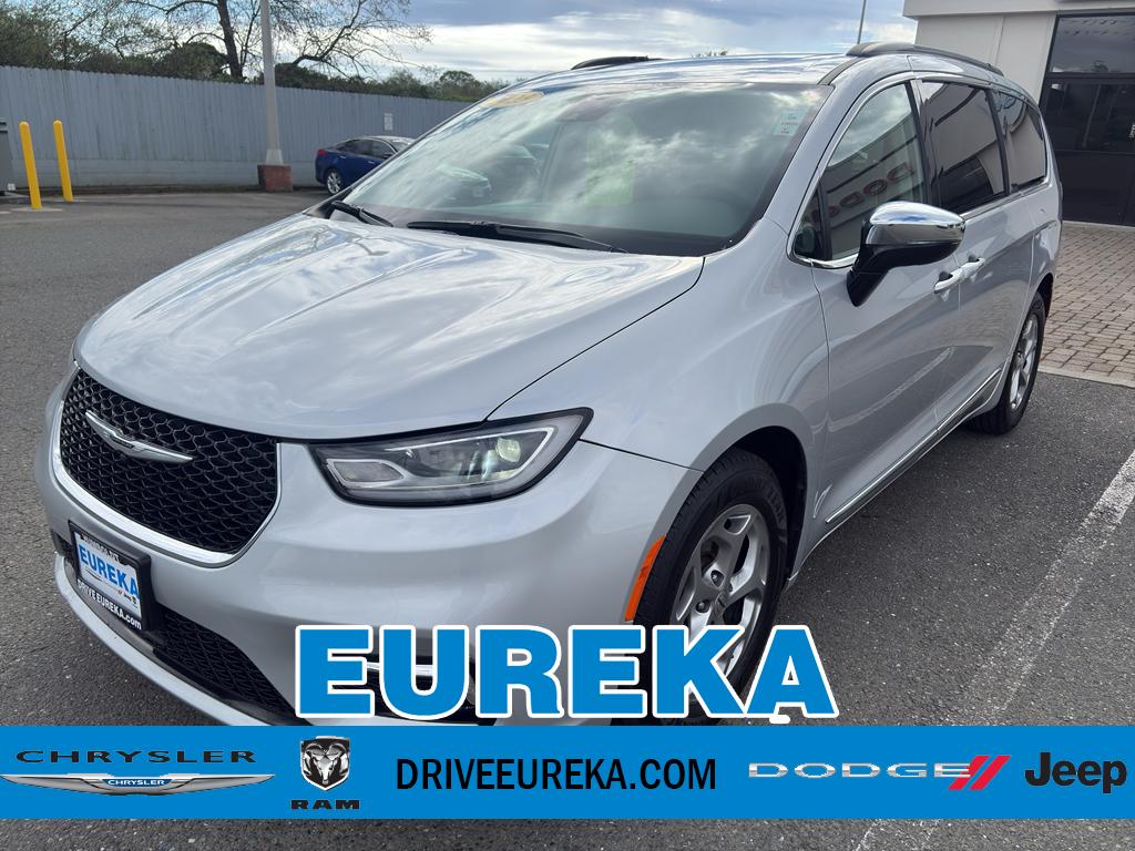 2023 Chrysler Pacifica Limited's photo