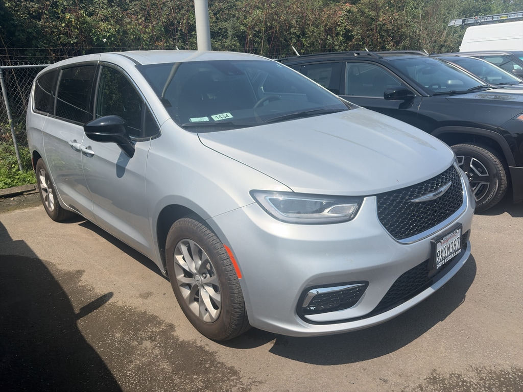 Used 2026 Chrysler Pacifica Select Van Passenger Van