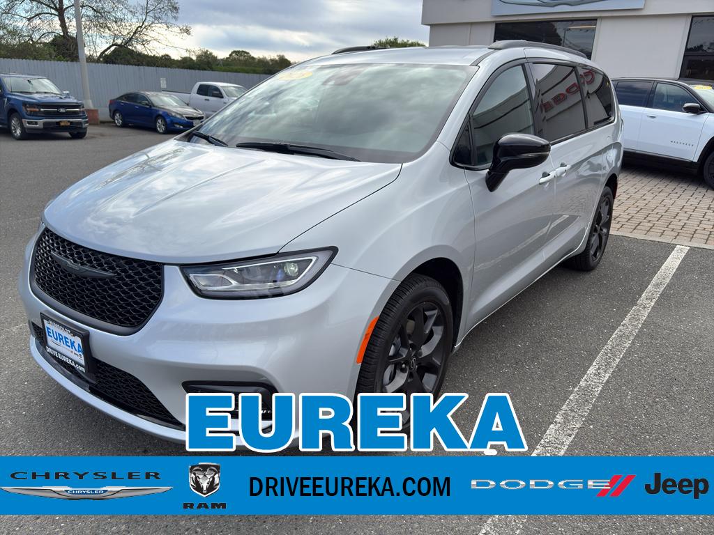 2026 Chrysler Pacifica Select AWD's photo