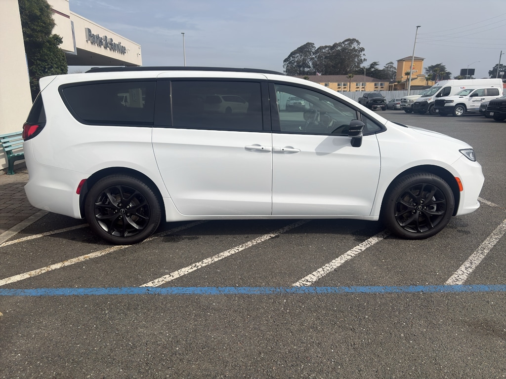 2026 Chrysler Pacifica Select - Photo 17