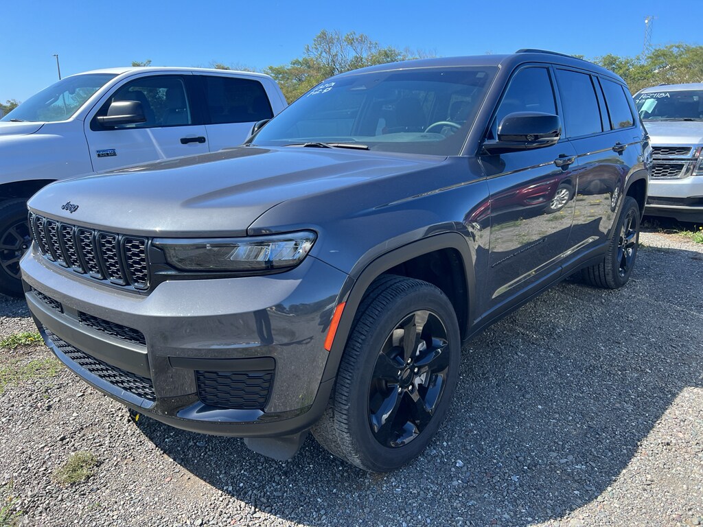 2023 Jeep Grand Cherokee Laredo photo 2