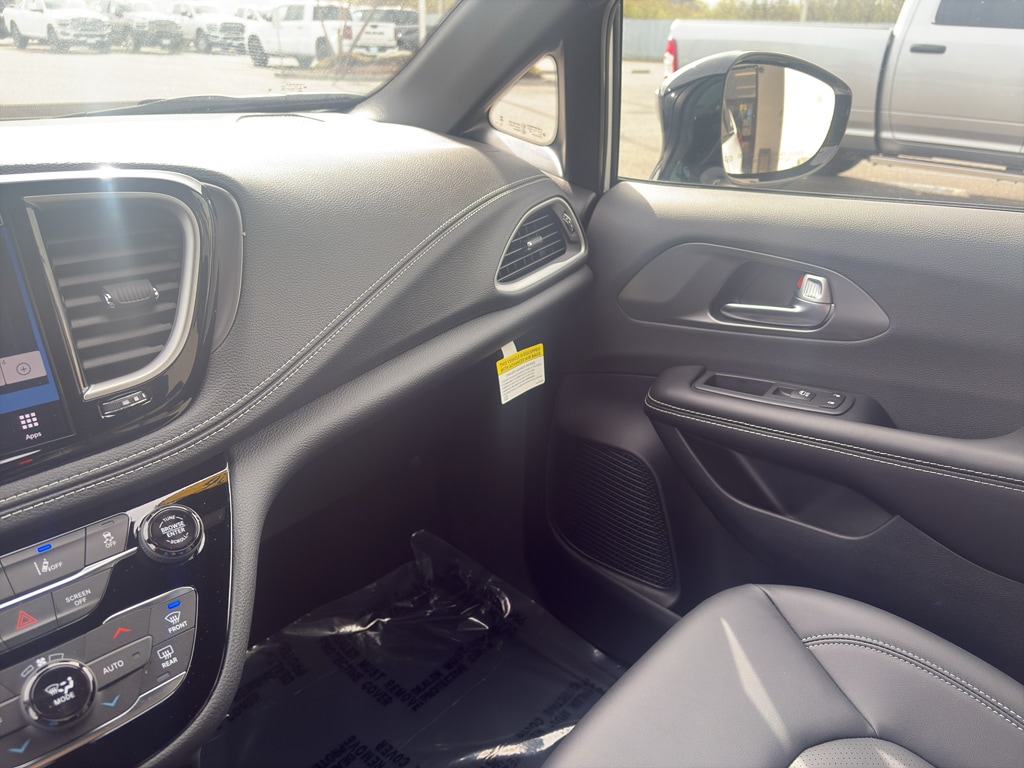 2026 Chrysler Pacifica Select - Photo 11