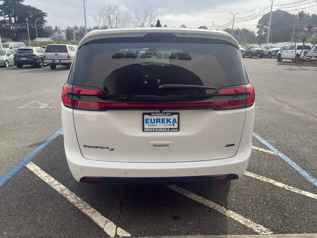 2026 Chrysler Pacifica Select - Photo 16