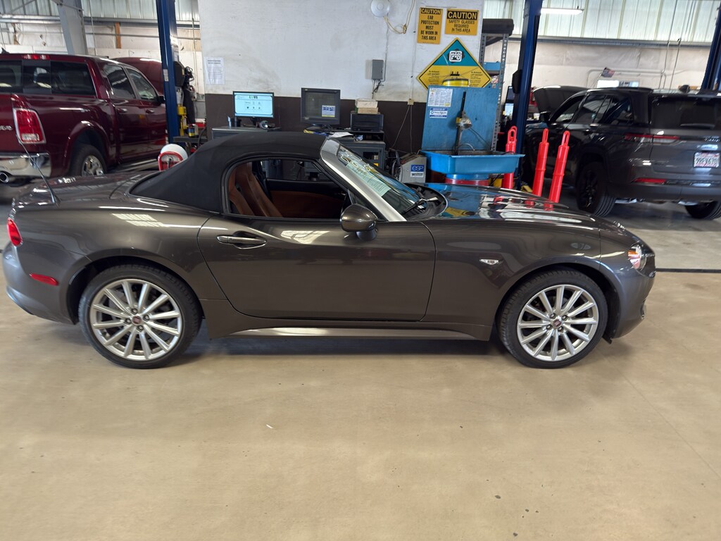 2017 Fiat 124 Spider Lusso photo 3