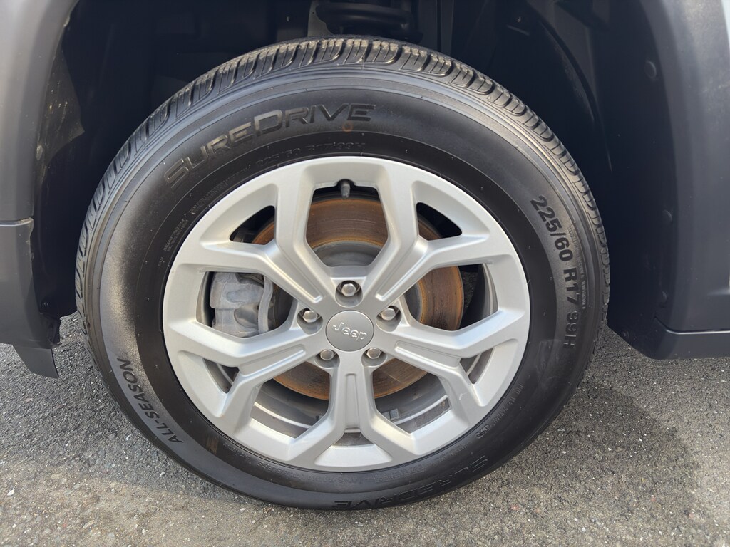 2024 Jeep Compass Latitude photo 2