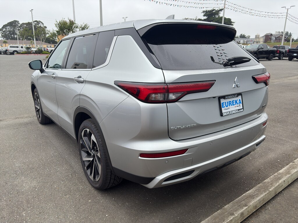 2023 Mitsubishi Outlander SE photo 3
