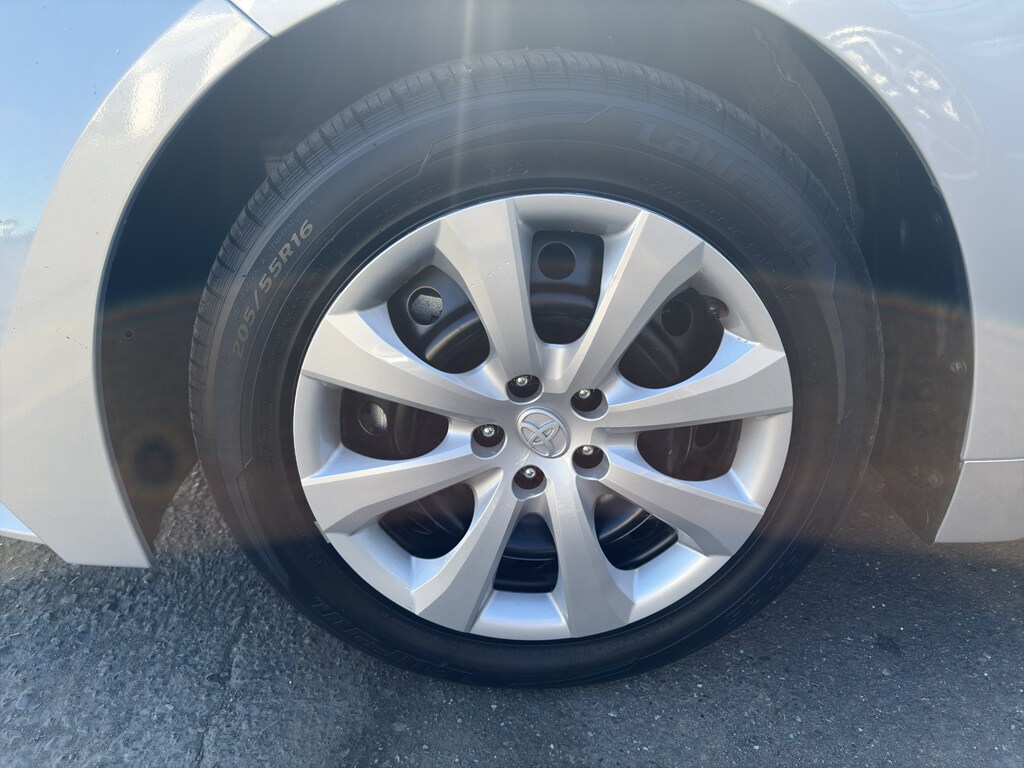 2024 Toyota Corolla LE photo 2