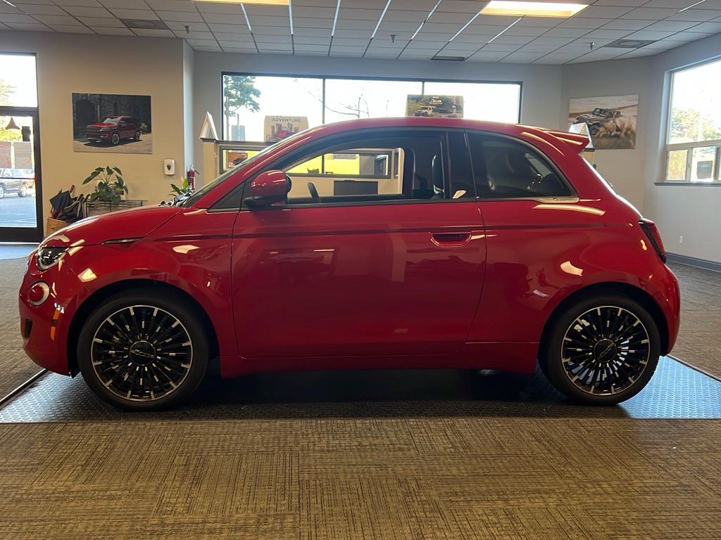 2024 Fiat 500e Red photo 2