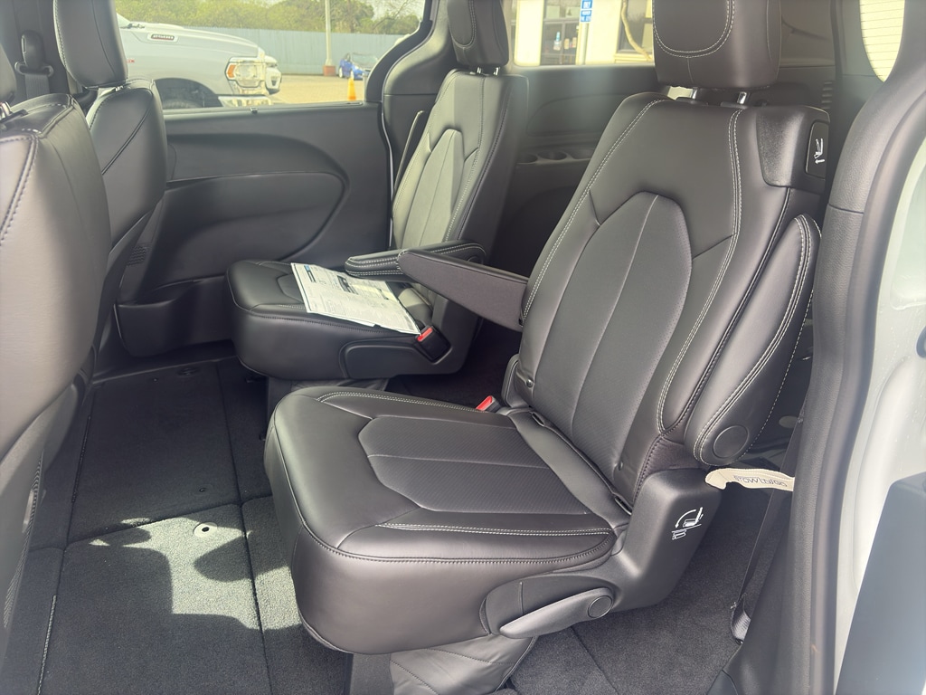 2026 Chrysler Pacifica Select - Photo 12