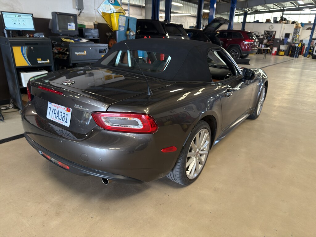 2017 Fiat 124 Spider Lusso photo 4