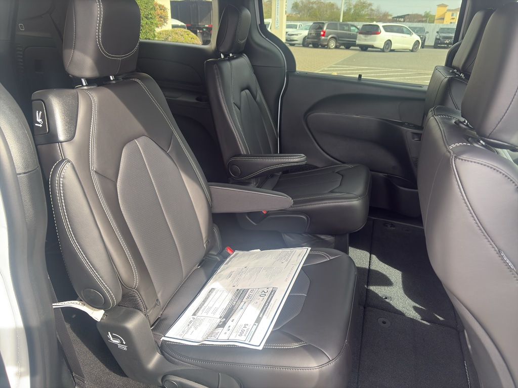 2026 Chrysler Pacifica Select - Photo 18