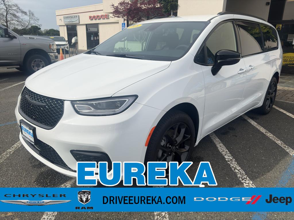 2026 Chrysler Pacifica Select AWD's photo