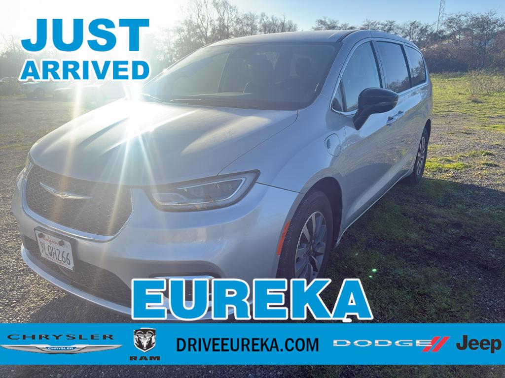 2024 Chrysler Pacifica PHEV Select's photo