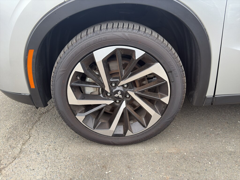 2023 Mitsubishi Outlander SE photo 2
