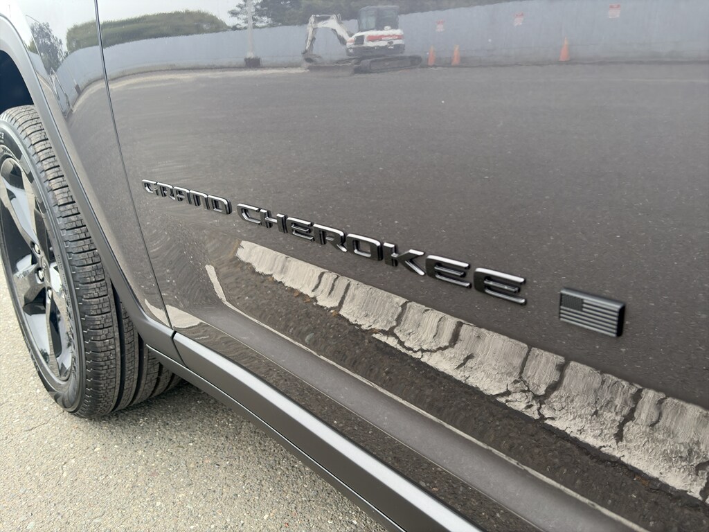 2025 Jeep Grand Cherokee Limited photo 3