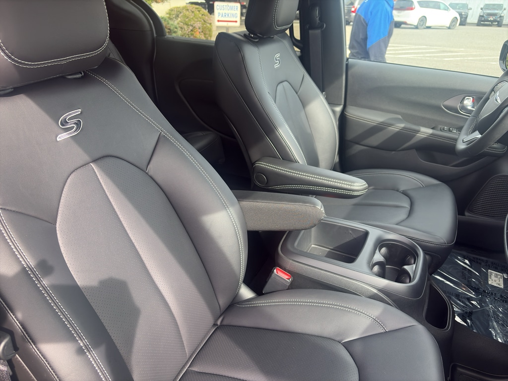 2026 Chrysler Pacifica Select - Photo 22
