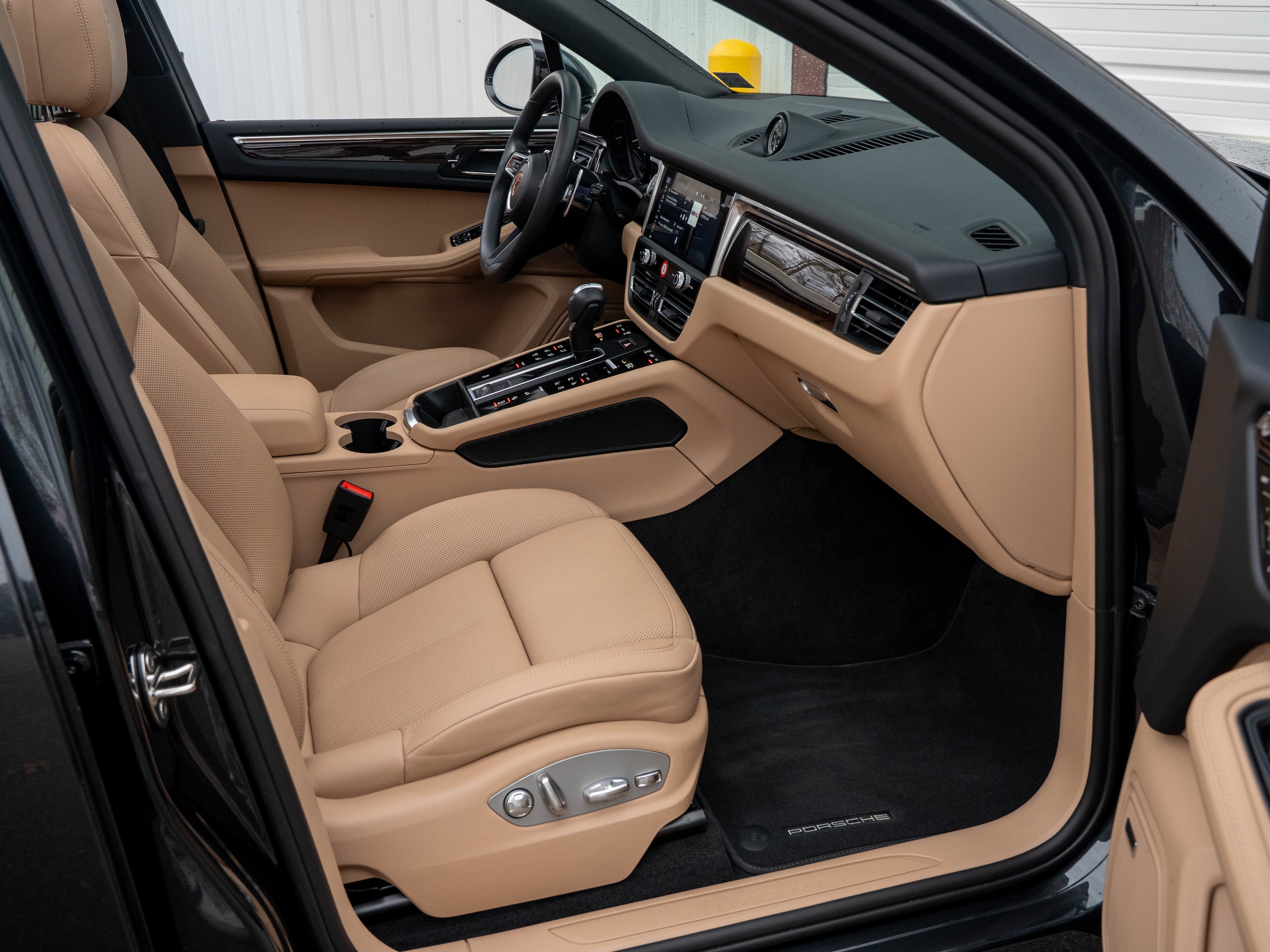 2025 Porsche Macan - Photo 29