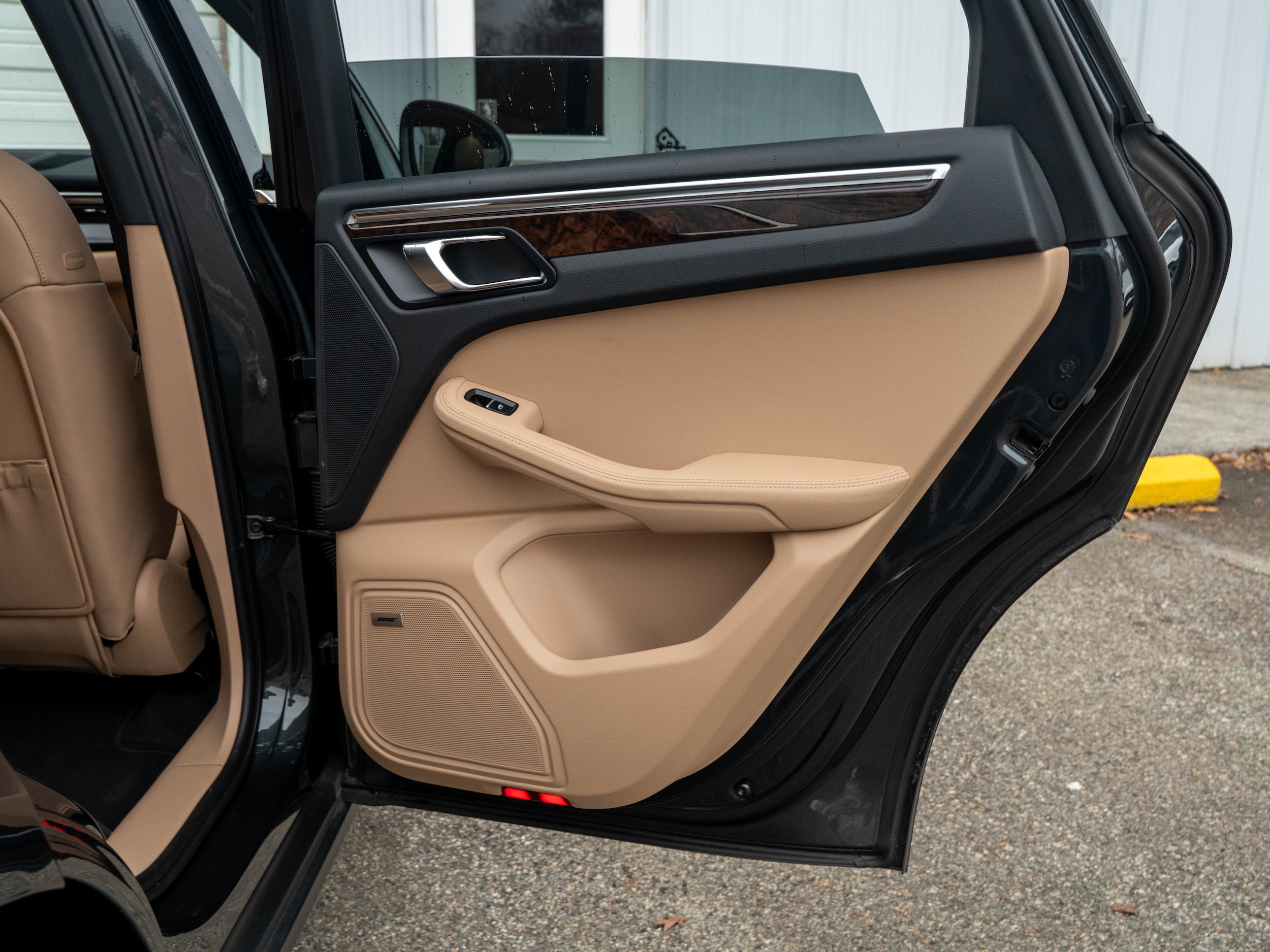 2025 Porsche Macan - Photo 36