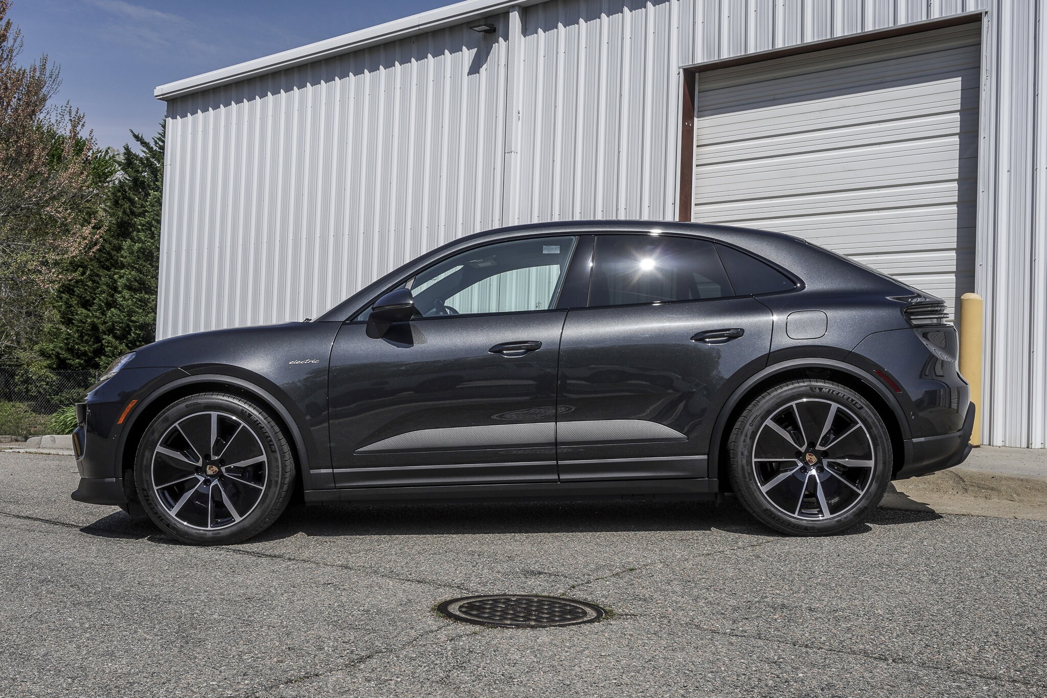 2025 Porsche Macan Electric photo 2