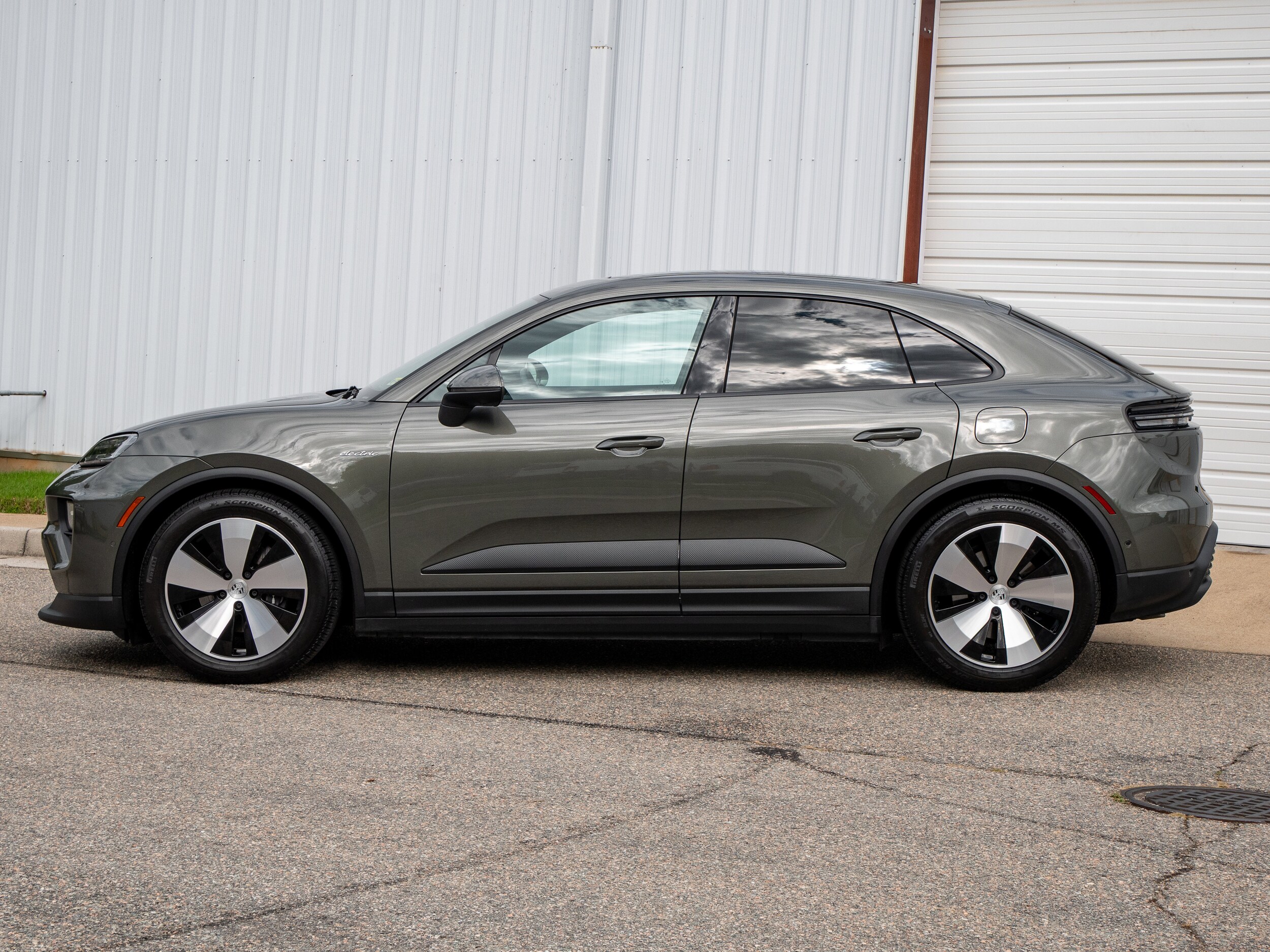 2024 Porsche Macan 4 Electric photo 2