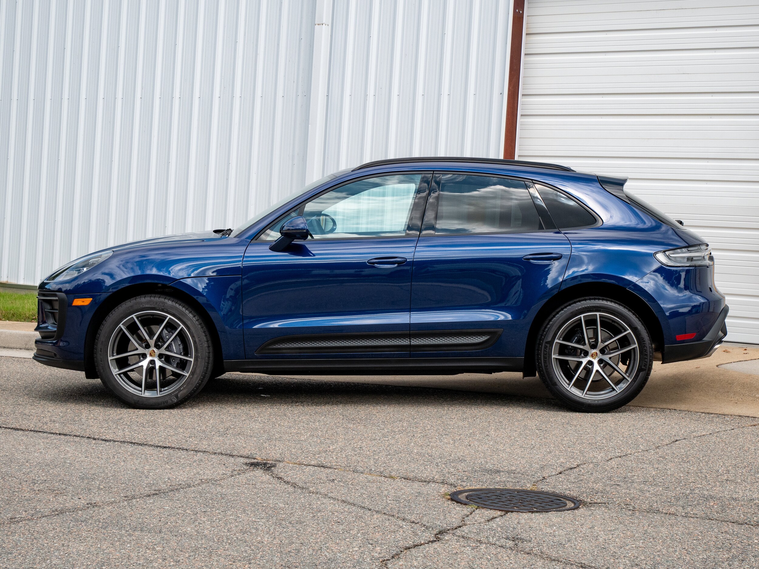 2024 Porsche Macan T photo 2