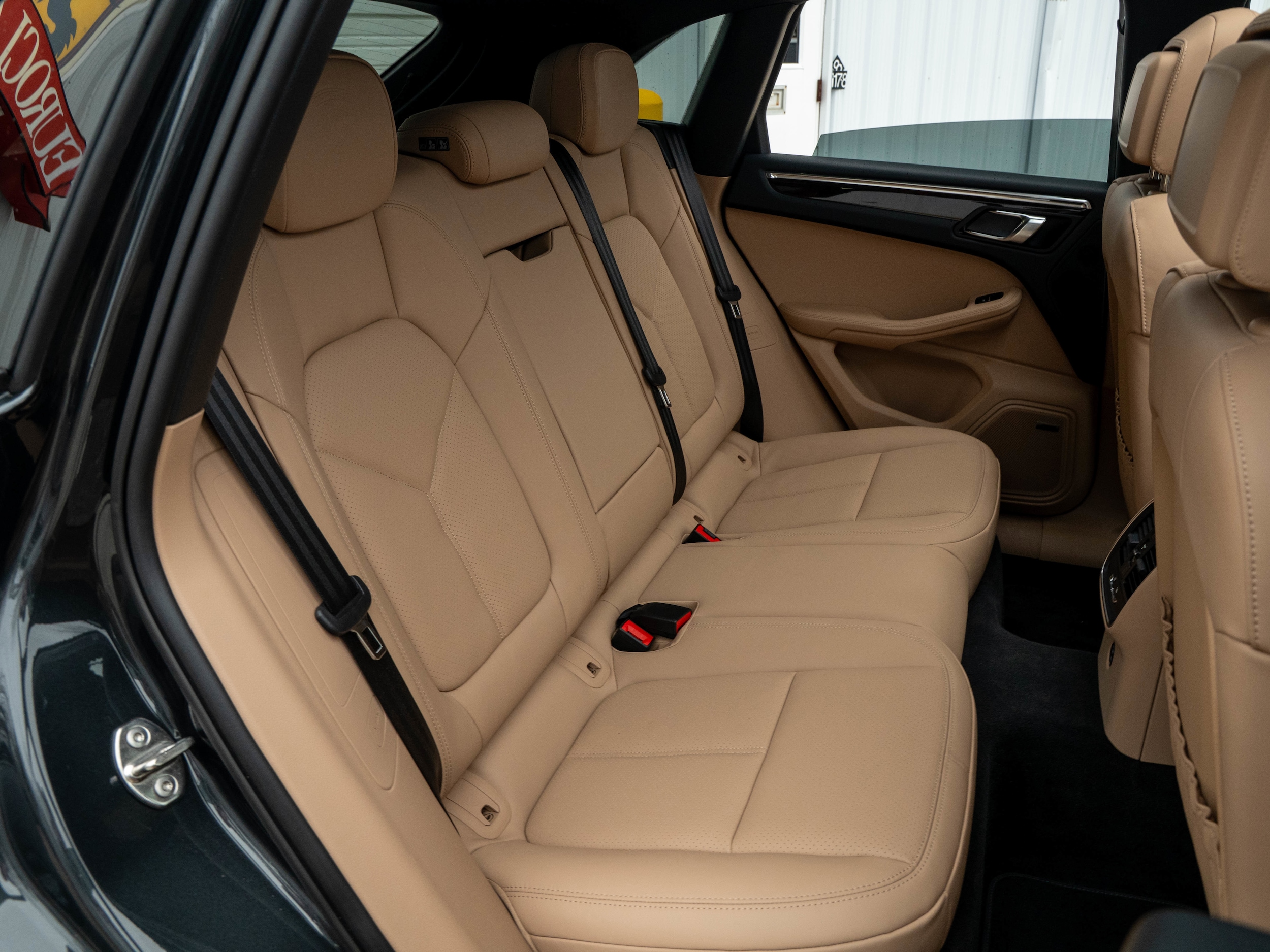 2025 Porsche Macan - Photo 38