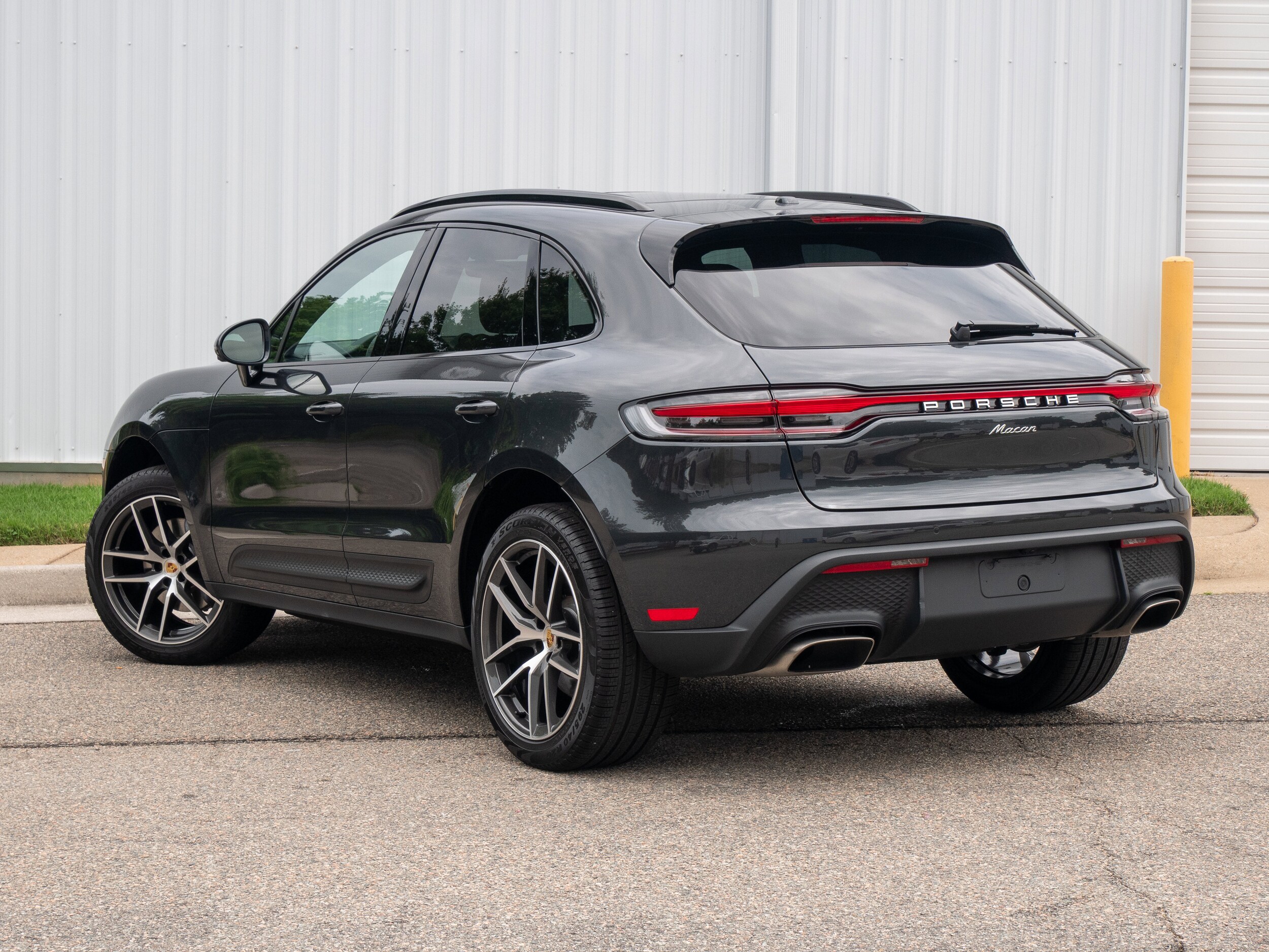 2025 Porsche Macan photo 3