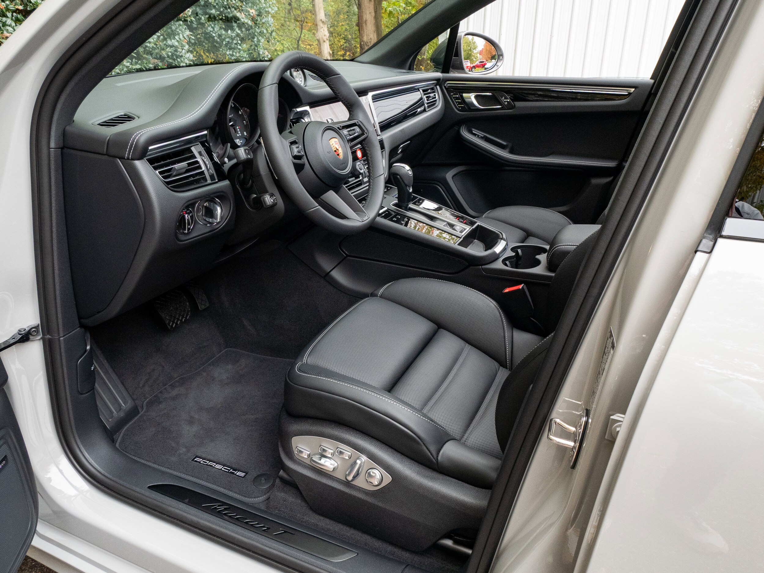 2026 Porsche Macan T photo 4