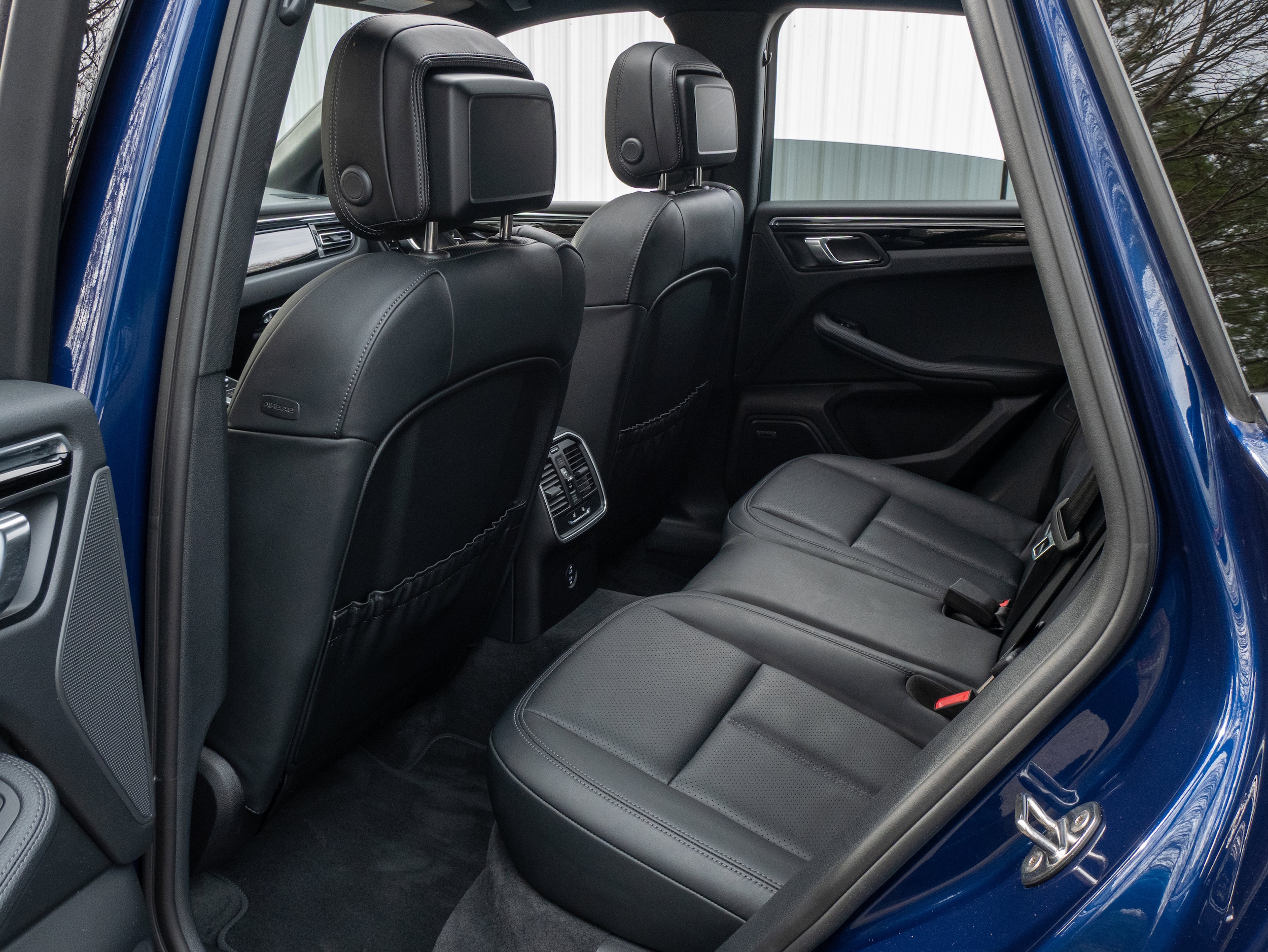 2025 Porsche Macan - Photo 37