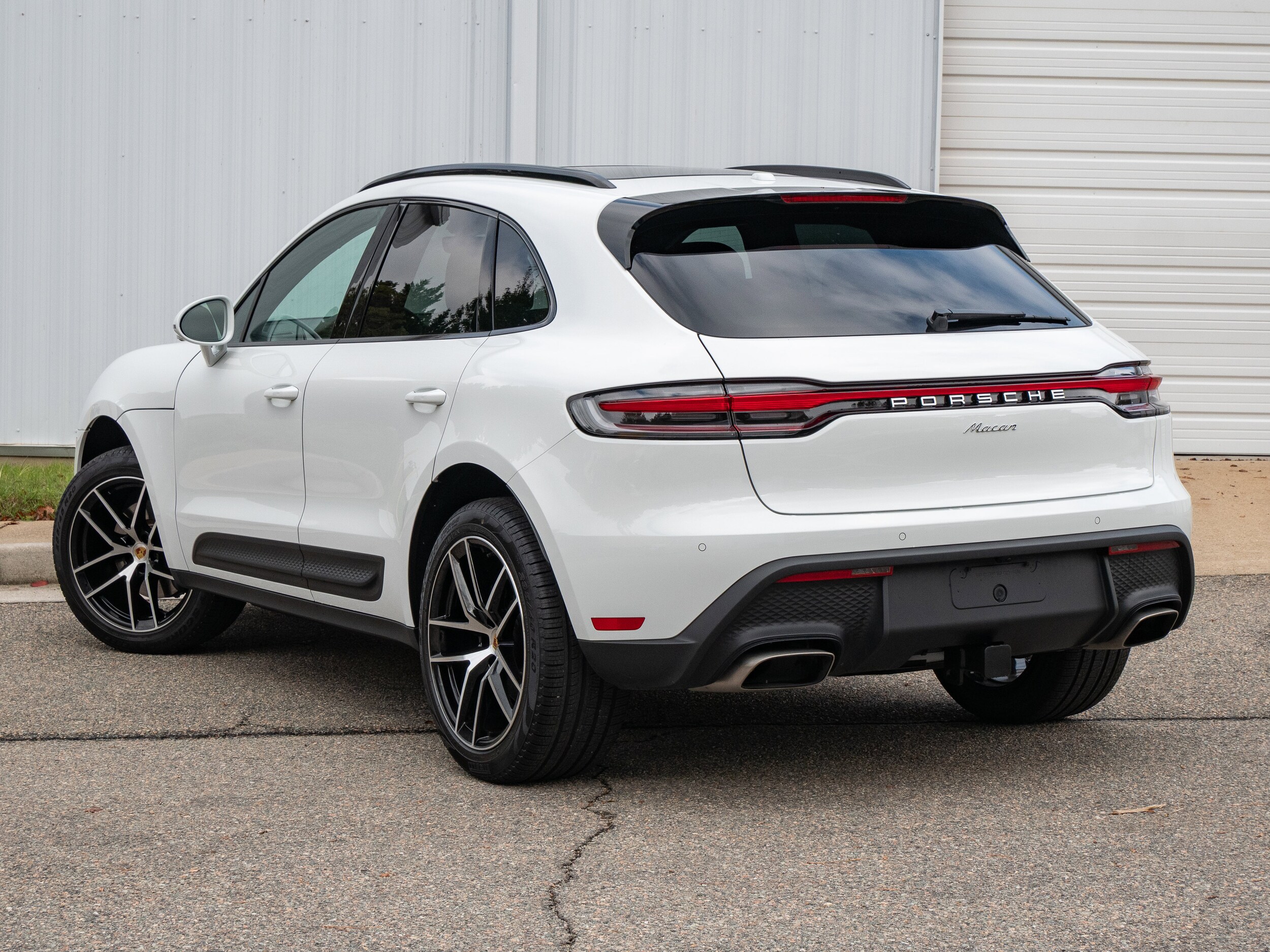 2025 Porsche Macan photo 2