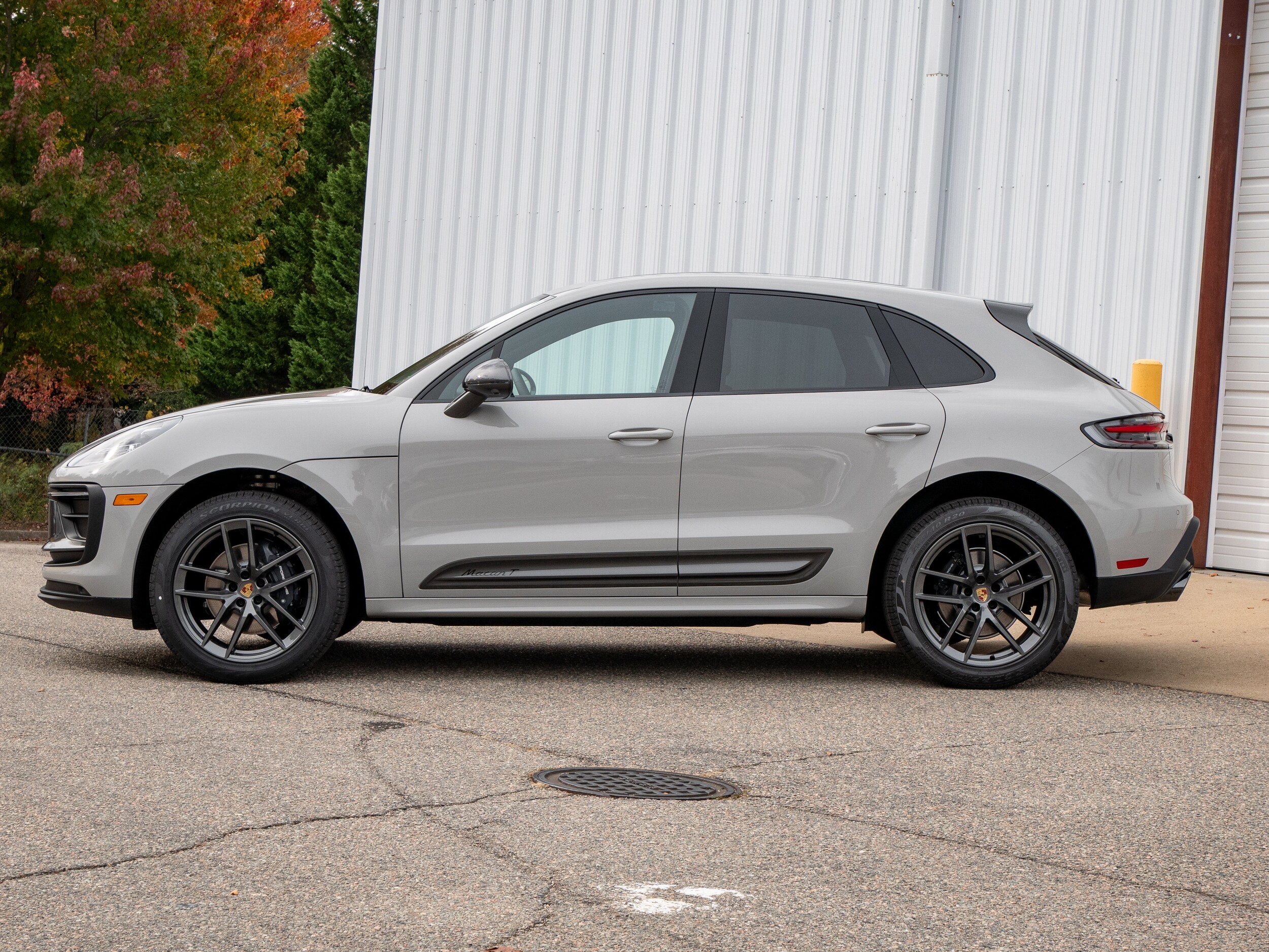 2026 Porsche Macan T photo 2