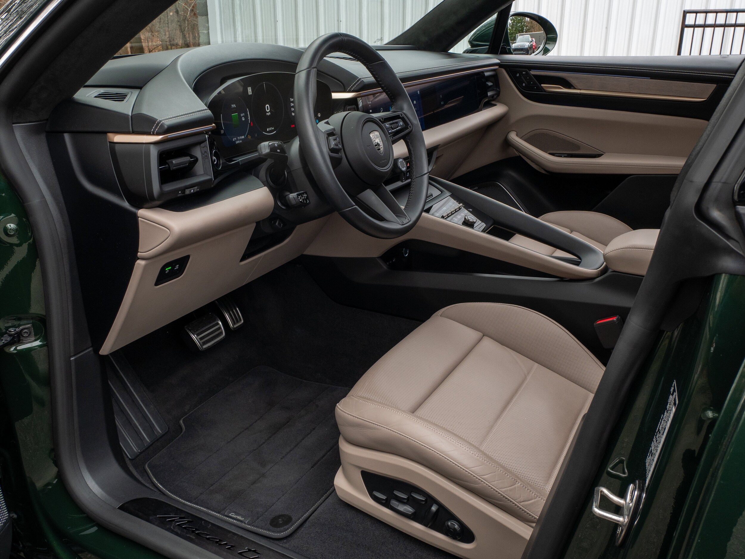 2024 Porsche Macan Turbo Electric photo 4