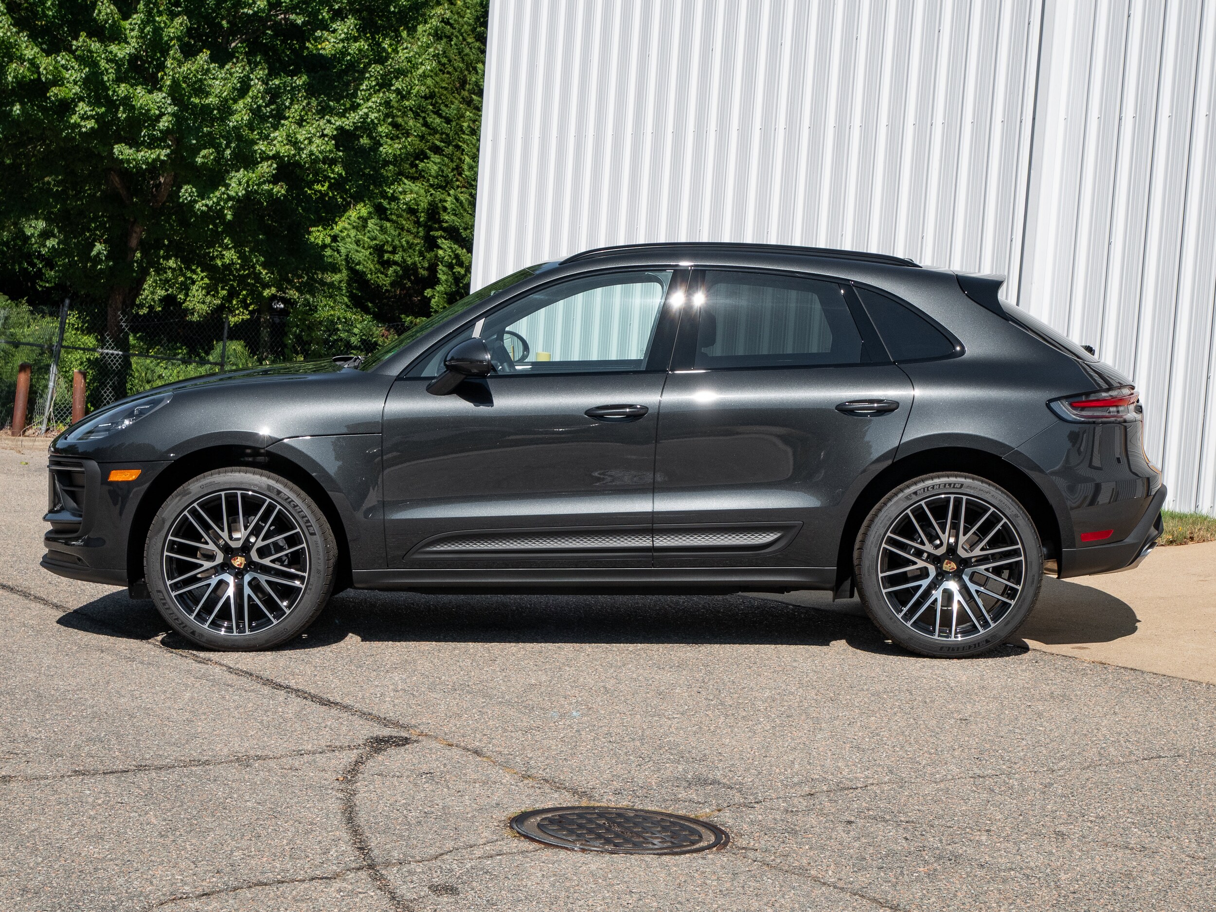 2026 Porsche Macan T photo 2