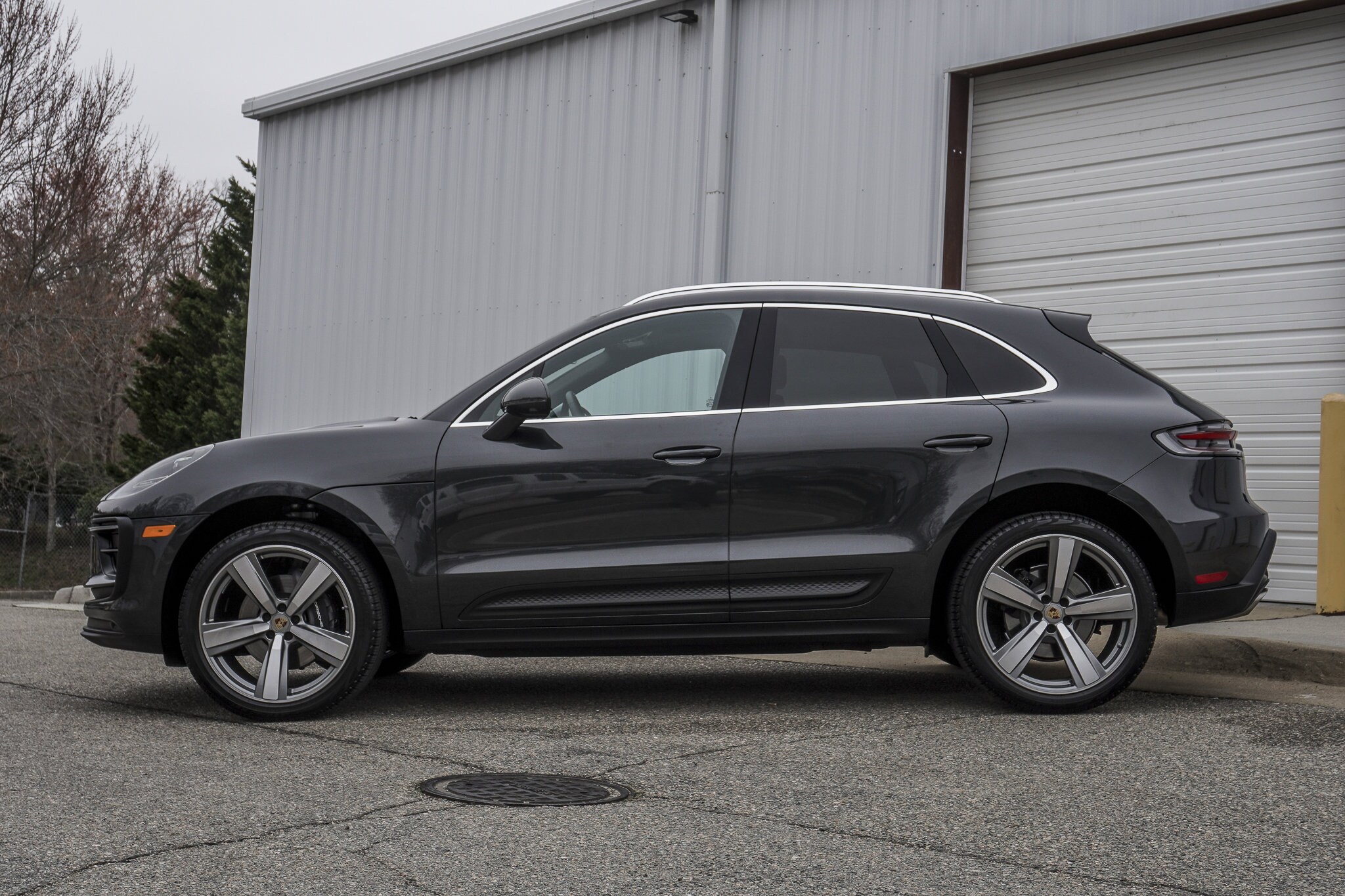 2024 Porsche Macan T photo 2