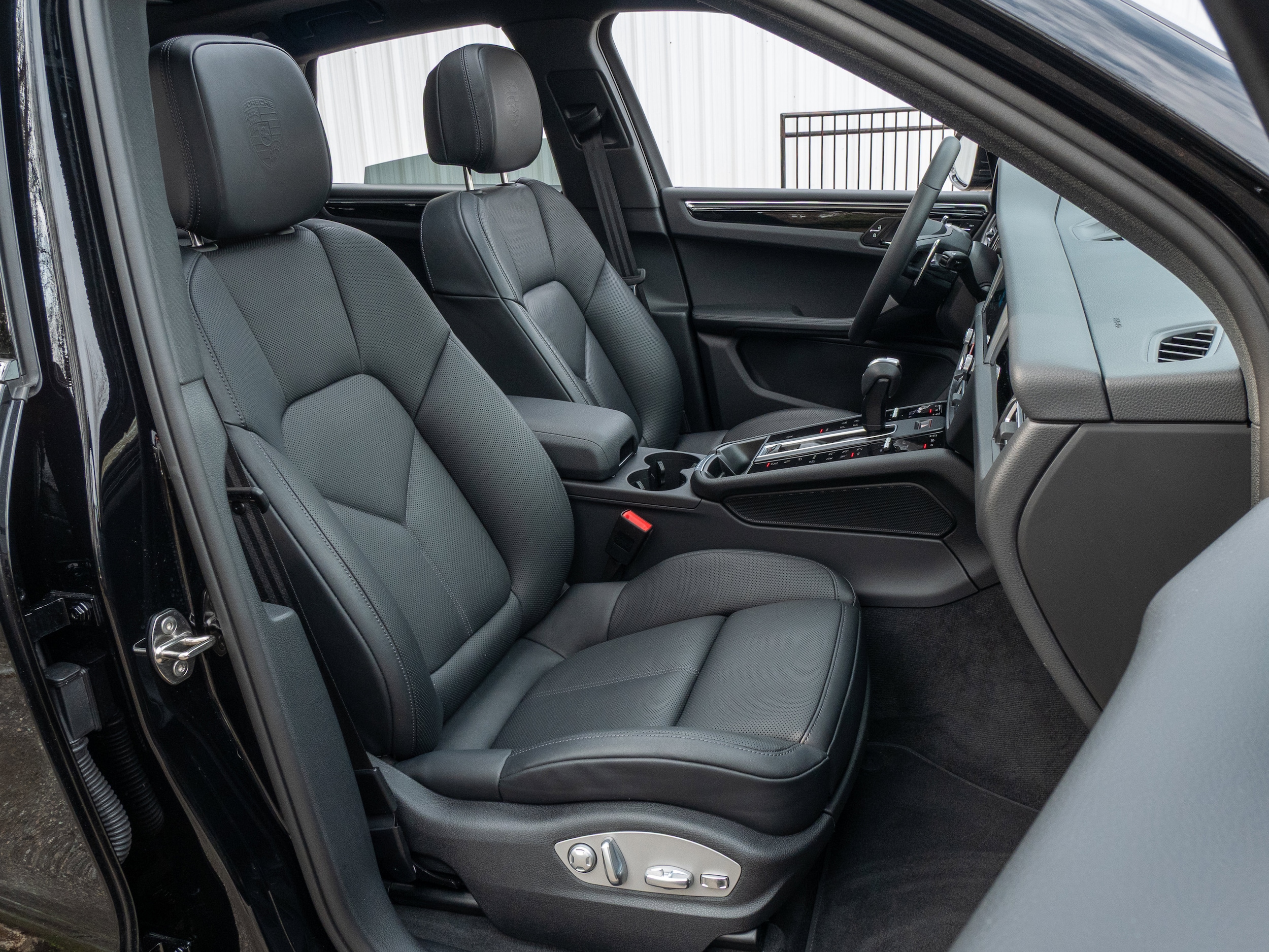 2025 Porsche Macan - Photo 30