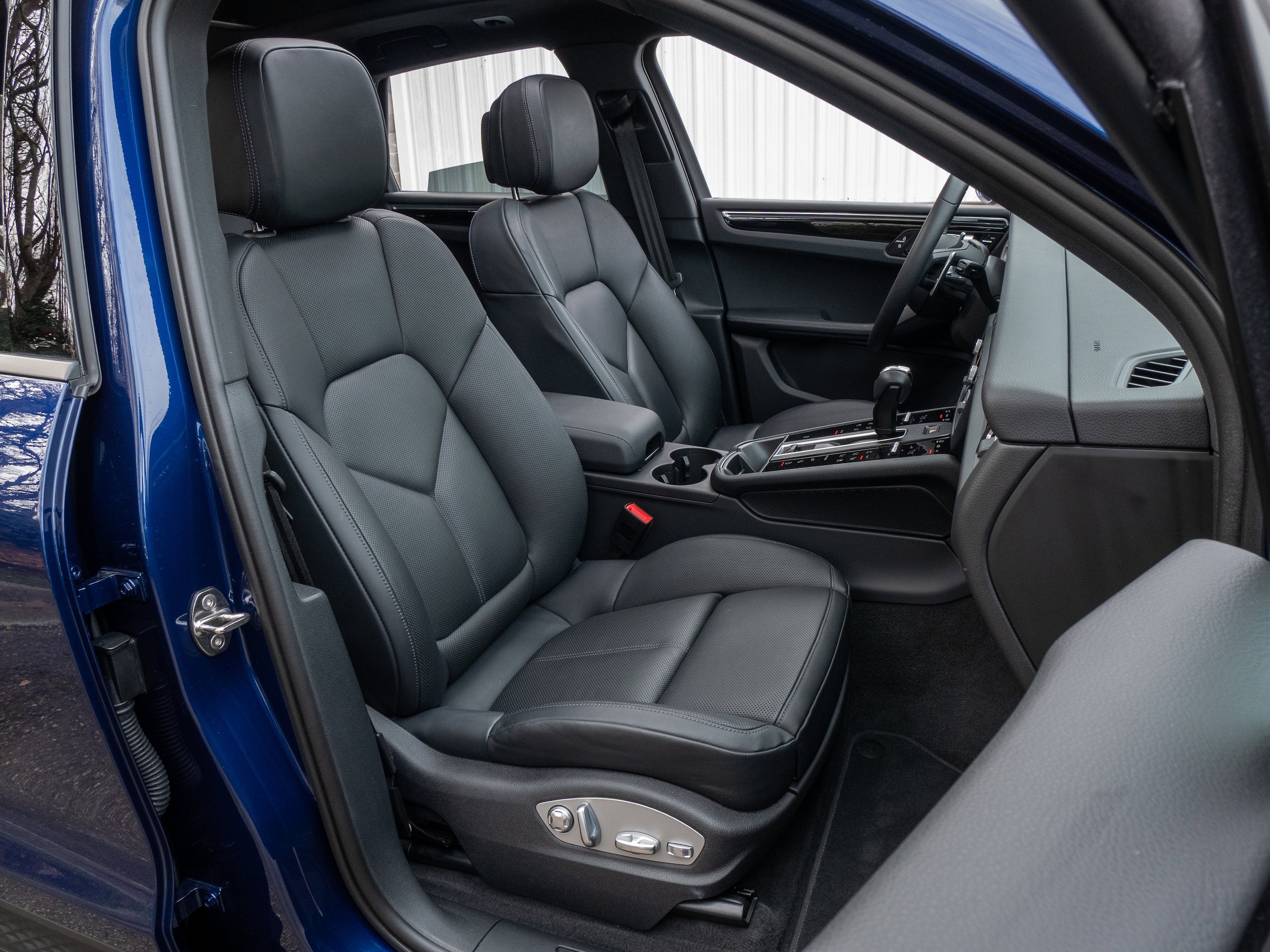 2025 Porsche Macan - Photo 35