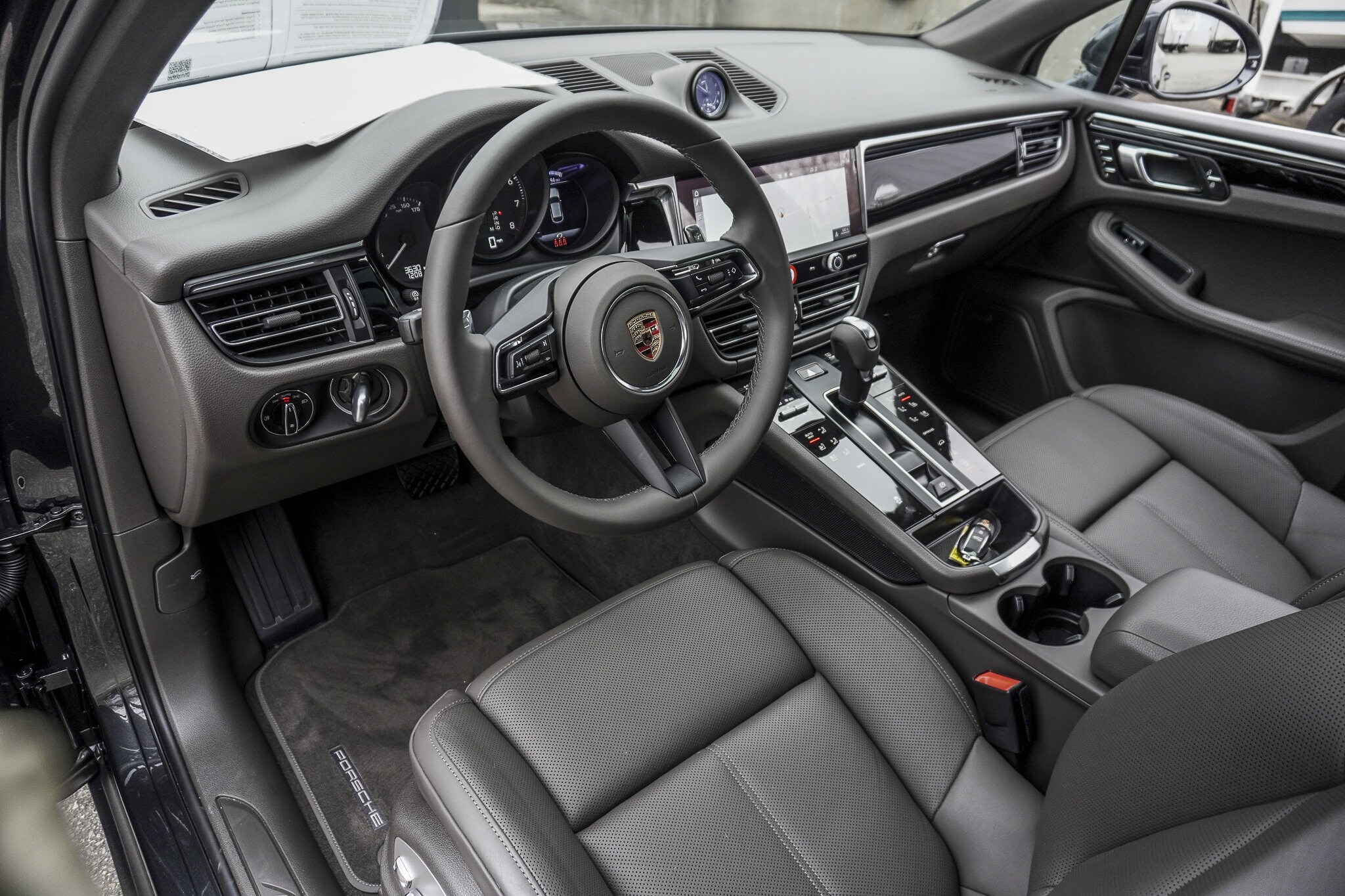 2024 Porsche Macan T photo 4