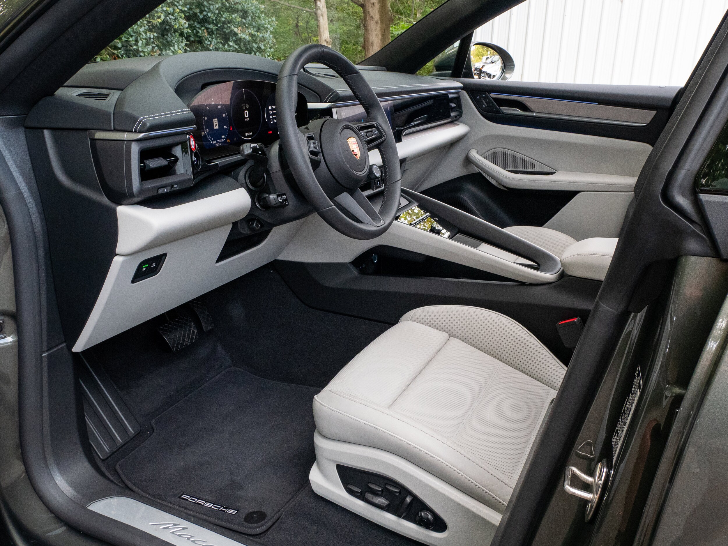 2025 Porsche Macan 4 Electric photo 3