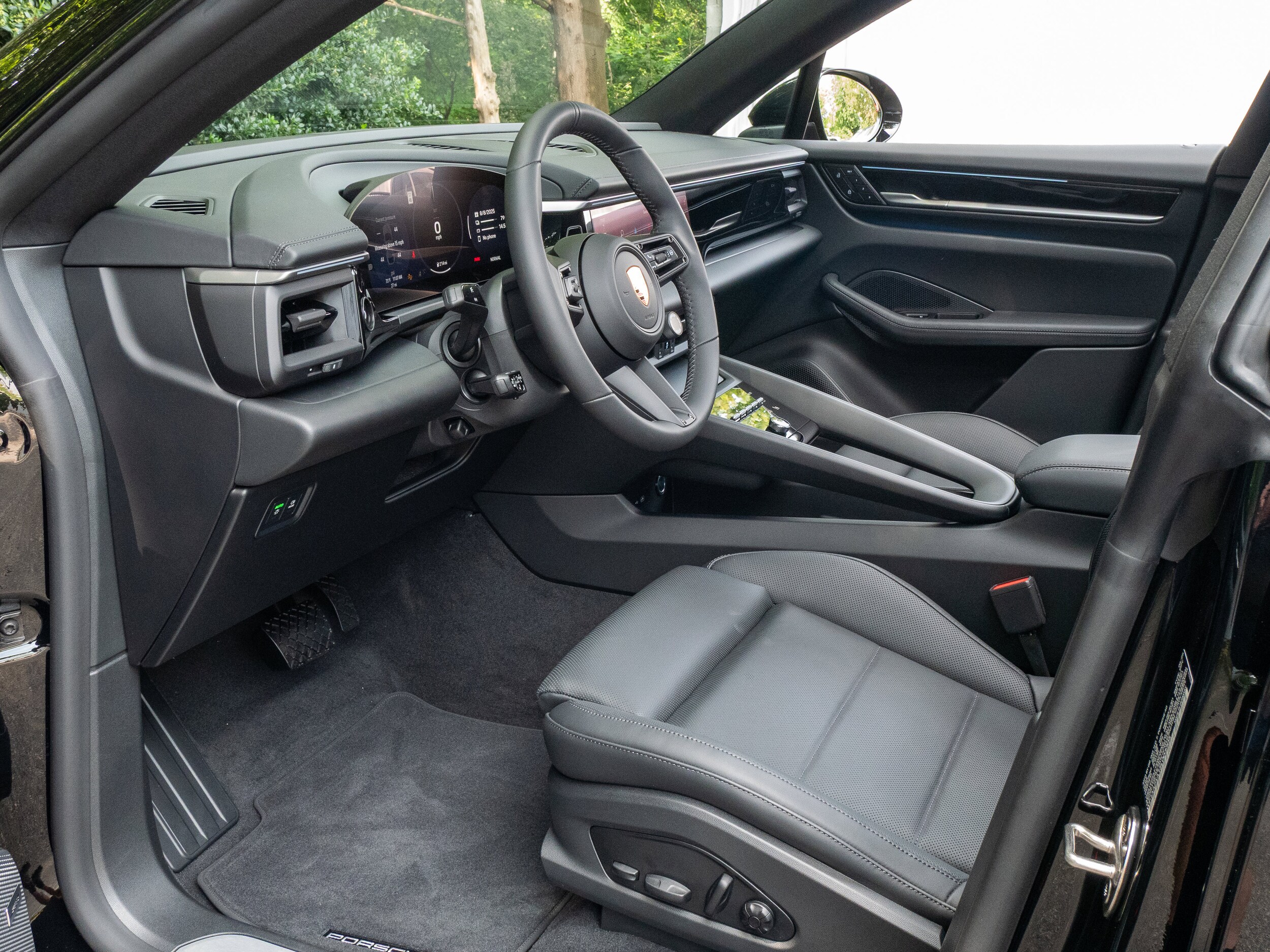 2025 Porsche Macan Electric 4 photo 4