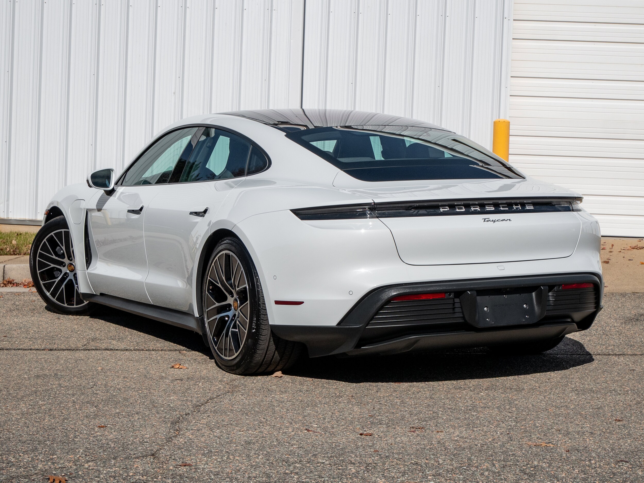 2022 Porsche Taycan photo 3