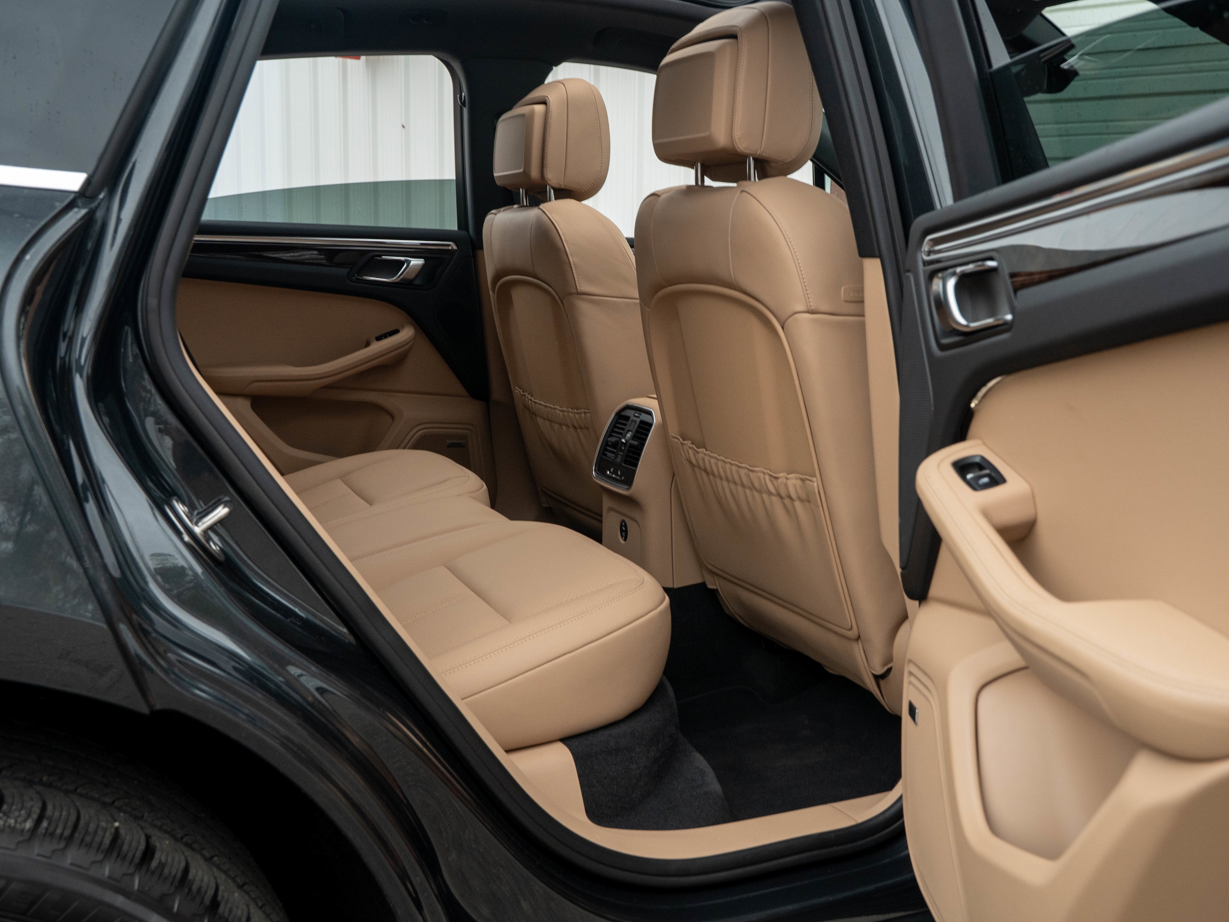 2025 Porsche Macan - Photo 37